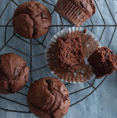 生地の粉にココアを混ぜて、 中にもチョコをふんだんに!