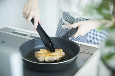 フライパンがとり肉の味を変える！？