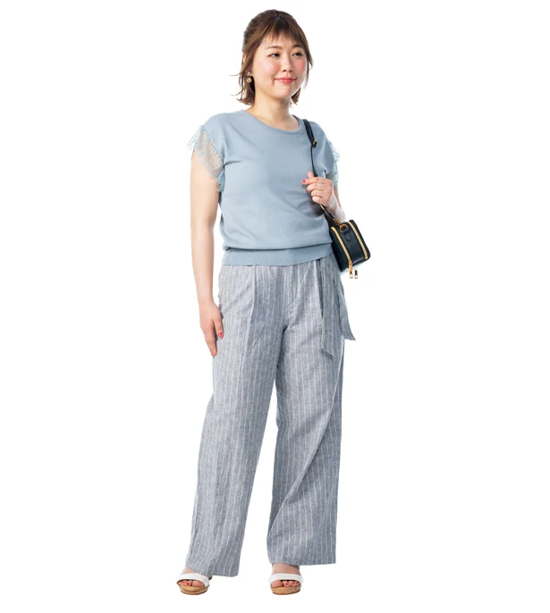 ニット 2,490円、リネンコットンワイドパンツ 2,990円、バッグ 4,990円、サンダル 2,990円、イヤリング 8,000円