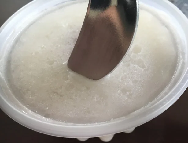 固くてスプーンの刺さらない練乳かき氷系アイス