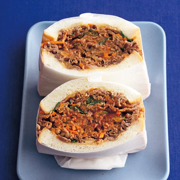 ギッシリ詰まった具にびっくり!? 食べごたえMAXな肉サンド