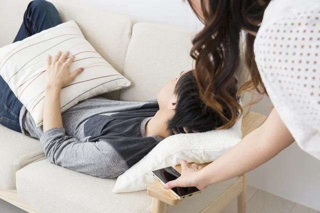 妻公認と嘘をついて夫が同僚と浮気！ 先日結婚式をしたばかりなのに……【お悩み相談】