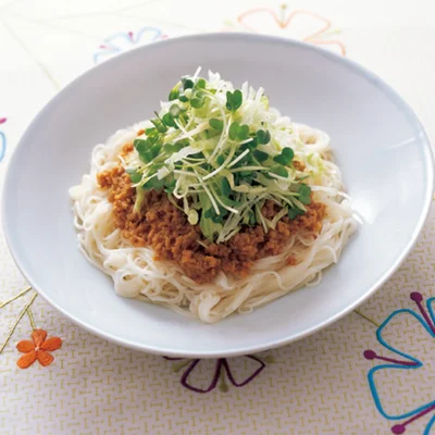 シャキシャキ野菜がたっぷりのった「ジャージャー麺風そうめん」