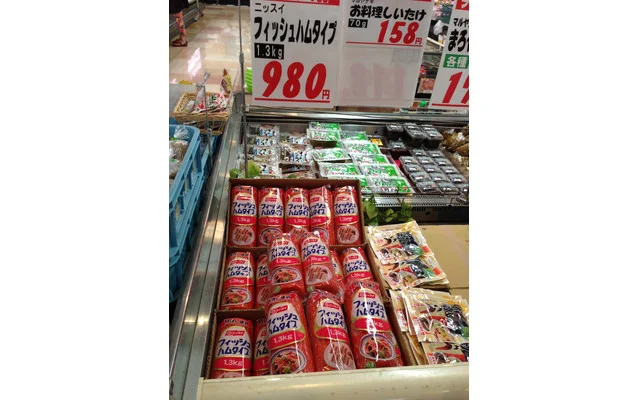 西日本のスーパーのほうが、魚肉ソーセージの品揃えがいい