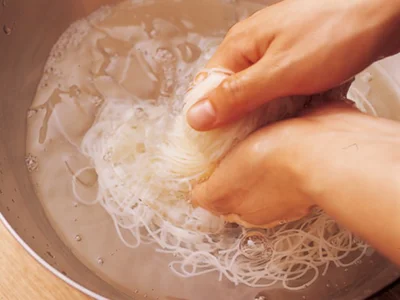 そうめんは、ゆでたら氷水でしっかりと冷やすのがポイント。冷たくすることで麺がしまって、おいしく食べられる