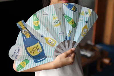 スタイリッシュなデザインのプラスチック製扇子。