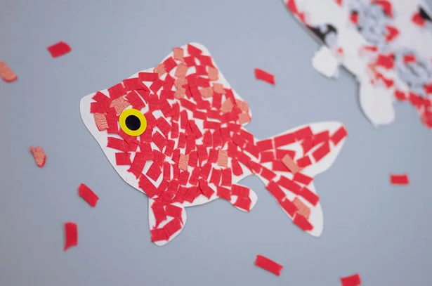 ちぎり絵でお気に入りの金魚の模様を作る体験プログラム「きんぎょ色あわせ」も親子で楽しめます
