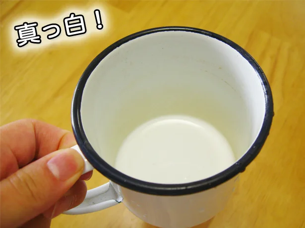 オキシの効果でホーローのマグカップの濃い茶渋が、真っ白に!　