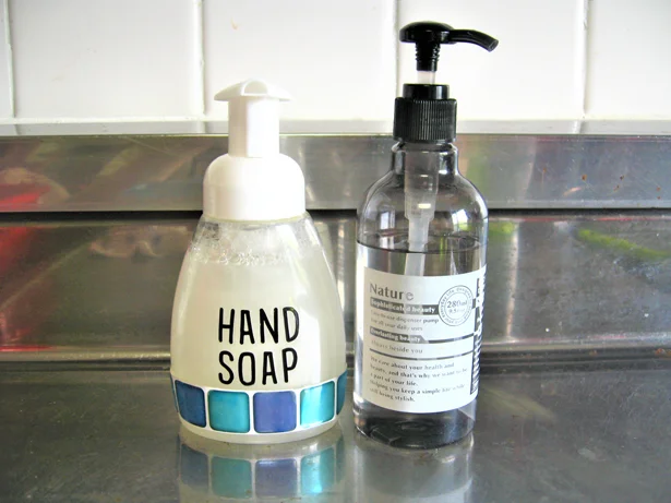 ハンドソープのボトルに「HAND SOAP」と貼ってプチリメイク