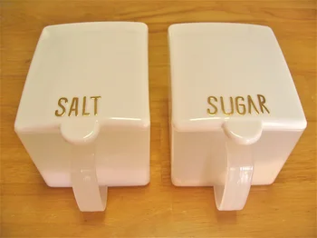 砂糖と塩のボトルに「SALT」「SUGAR」と貼ると、分かりやすくてオシャレ！　　
