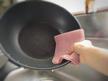 鍋のフチだってつかんでいっぺんに洗える