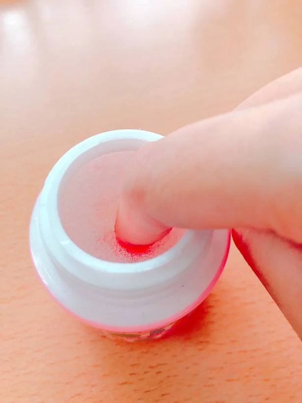 スポンジの中で2~3秒たって少しまわして指を抜いてみると…