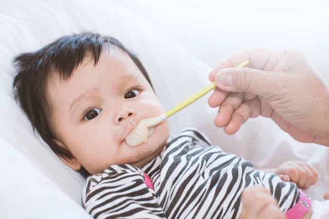 虫歯がうつるからやめて！自分が噛んだ食べ物を娘に与える義両親にイライラ【お悩み相談】