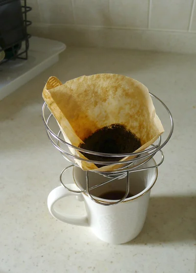 【画像】ペーパーフィルターを折って中に豆と一緒にいれます。お湯を注いでもフィルターは安定