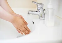 トイレの悪臭、お風呂場の黒カビ… 夏の2大“掃除面倒くさい”場所をラク～にキレイにするテクとは？