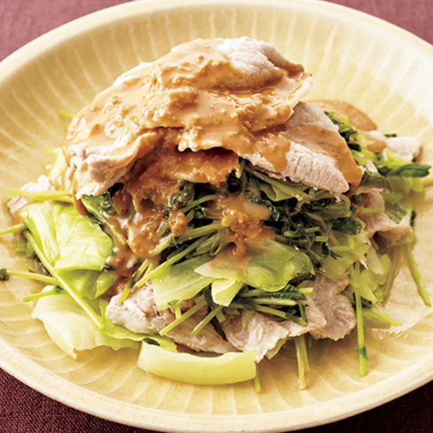 豆苗のシャキシャキ感がGOOD!「豚肉とキャベツのレンジ蒸し」
