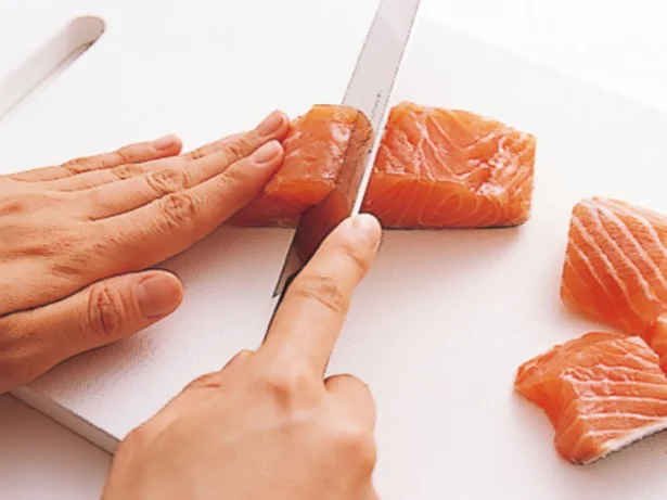 鮭は切り身のままよりも、そぎ切りのほうが、ほかの野菜などと合わせやすい
