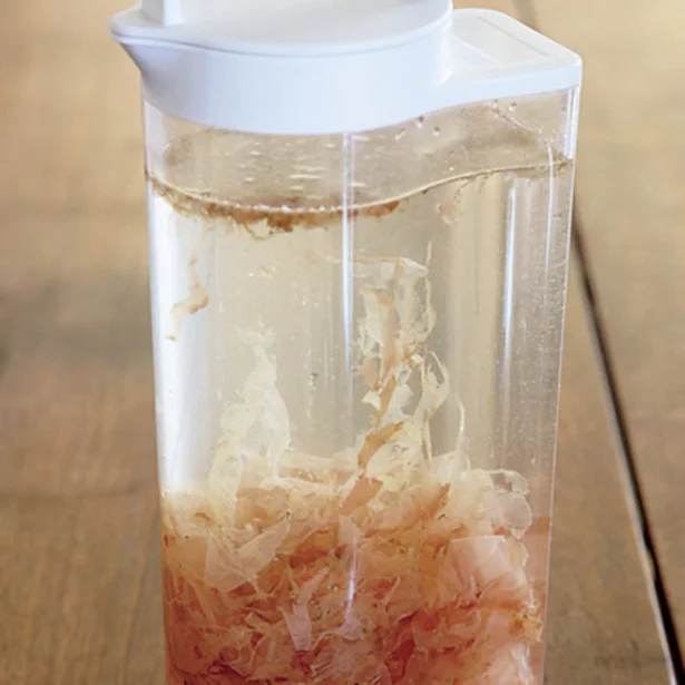 削りぶしを水に1晩入れておくだけ!!  一度作ればストックできる「かんたん和だし」