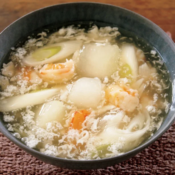 卵白はよく混ぜてコシを切るのがポイント！「えびととうがんのとろとろスープ」