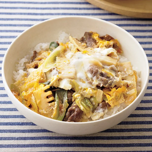 とろとろの半熟卵がやみつきに!「牛肉とたけのこの卵とじ丼」