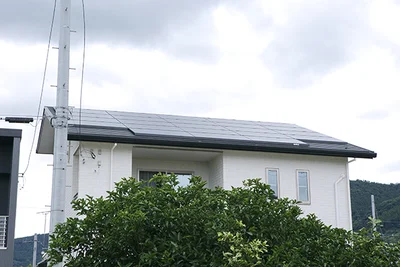 屋根に太陽光パネルを23枚（6.67kw）設置。枚数は広さや消費熱量などで決める