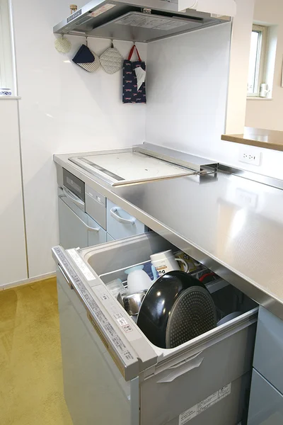 初めてのオール電化キッチン。「料理中にキッチンが暑くならないし掃除も楽だし使いやすい」とIHクッキングヒーターに大満足