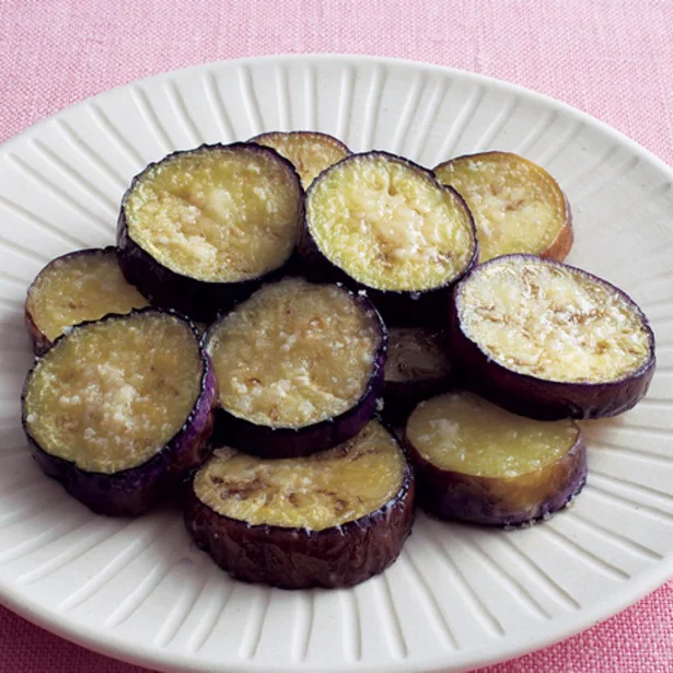 にんにくの辛みが食欲をそそる！「なすのチーズ炒め」