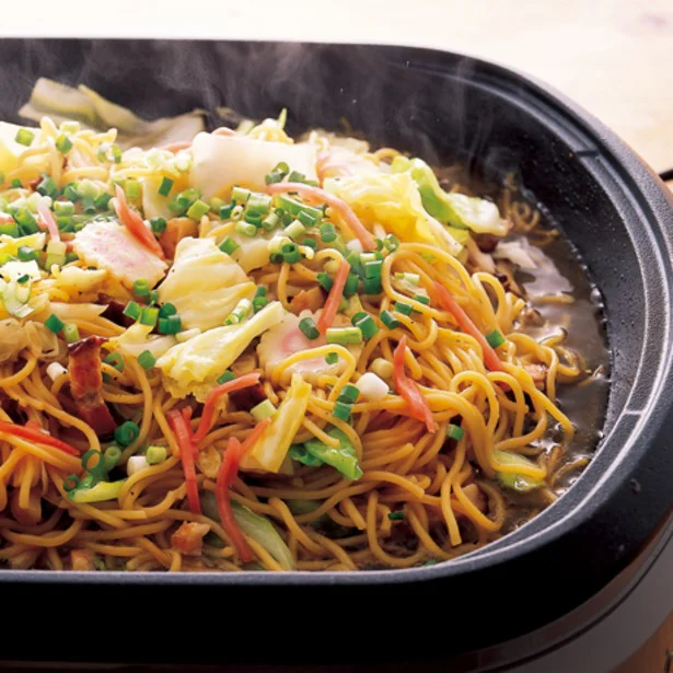 みんなでワイワイ! ホットプレートで作る屋台の味「焼きラーメン」