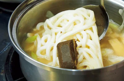 サボり飯の救世主・冷凍うどんをそのままイン！