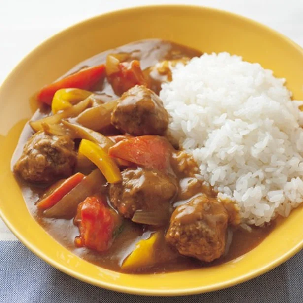 夏カレーの仕上げにトマトをプラス！「ミートボールトマトカレー」