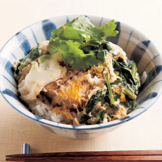 ほうれん草は下ゆでしなくてもOK!「さば缶の卵とじ丼」