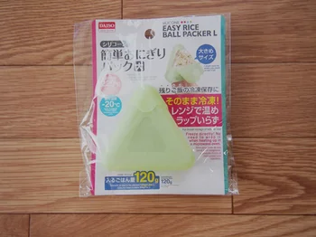 【ダイソー】急な「おなかすいた〜」には三角おにぎりで即対応！【ダイソー】「 簡単おにぎりパック」が冷凍保存に便利