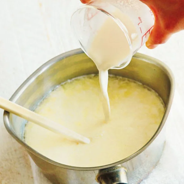 牛乳、生クリームを加えたら、混ぜてはダメ。混ぜると2層にならない
