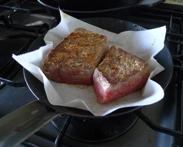 フライパンにペーパーを敷いて肉を焼くと、こんがりおいしく焼けました♪