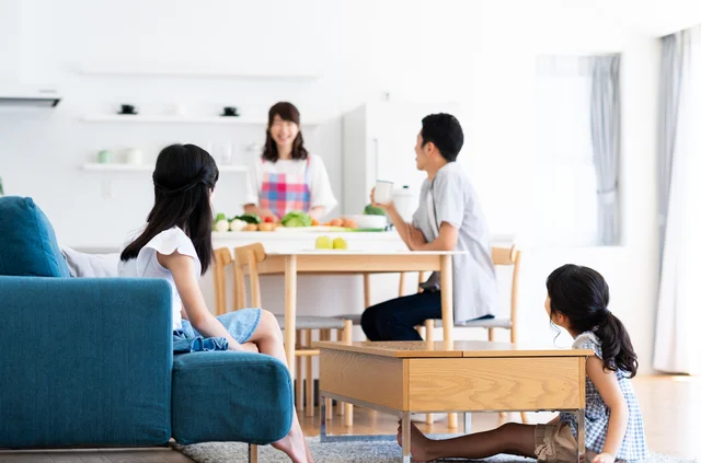 わが家に入り浸る夫の姉。子どもたちに「ママって呼んで」とまで言い出し…【お悩み相談】