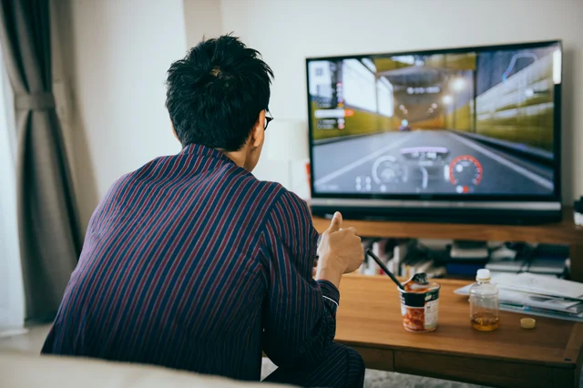 仕事中にも指令メール！ゲームの手伝いを強要する夫にうんざり【お悩み相談】