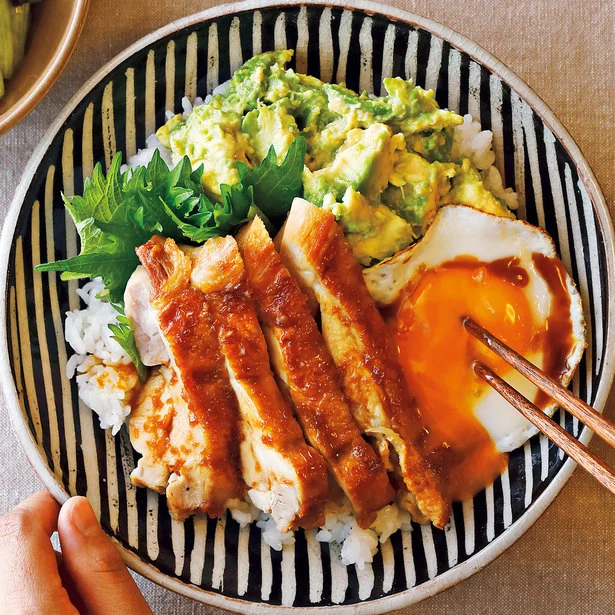 黄身がとりもも肉によく絡む「和風チキンロコモコ丼」