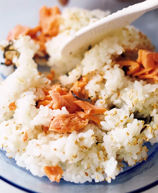 具の量は、ふだんの食事（朝ごはんくらい）のときに食べるおかずの量が目安なので、ふつうのおにぎりよりもぐっと多め