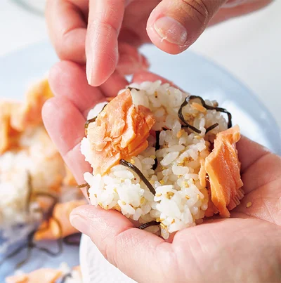 茶碗に多めの1杯分のご飯でおにぎりを3個作るので、1個あたりのご飯の量はだいたい60g、だそう