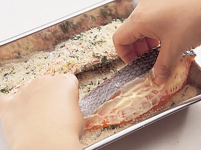パン粉とパセリのみじん切りを混ぜ合わせることで、パセリの風味が鮭全体に広がり、さっぱりと食べられる