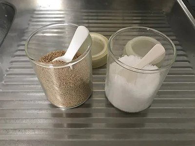 ミニサイズなので小さめ容器にもスポッと収まる