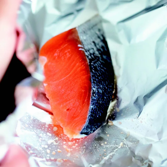 鮭はアルミホイルで包んで魚焼きグ リルで蒸し焼きにすると、しっとり、ふっくら