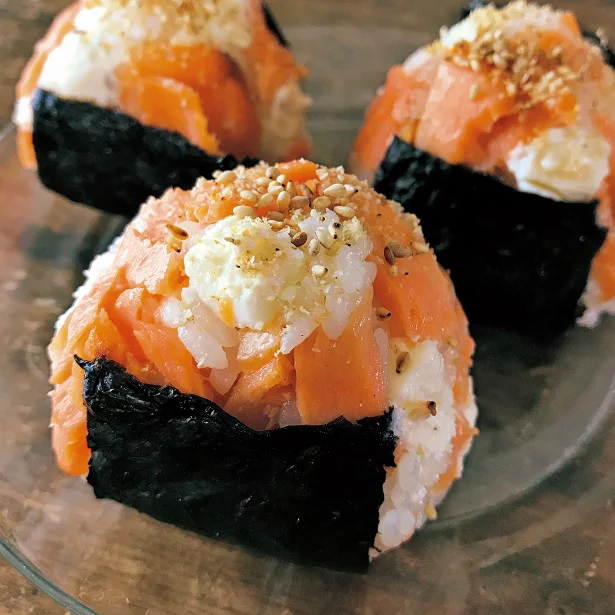 鮭はホイルで包んで蒸し焼きに《鮭とクリームチーズのおにぎり》 「主役はごちそうおにぎり」(5)【連載】