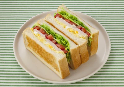 サラダチキンとたまごのトーストサンド(たまごのスプレッド　チーズ味)　※写真は1人分