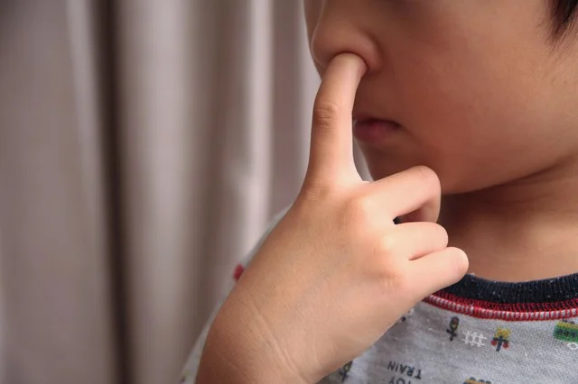 何度注意しても鼻ほじりをやめない息子、どうすれば？【小川大介先生の子育てよろず相談室】
