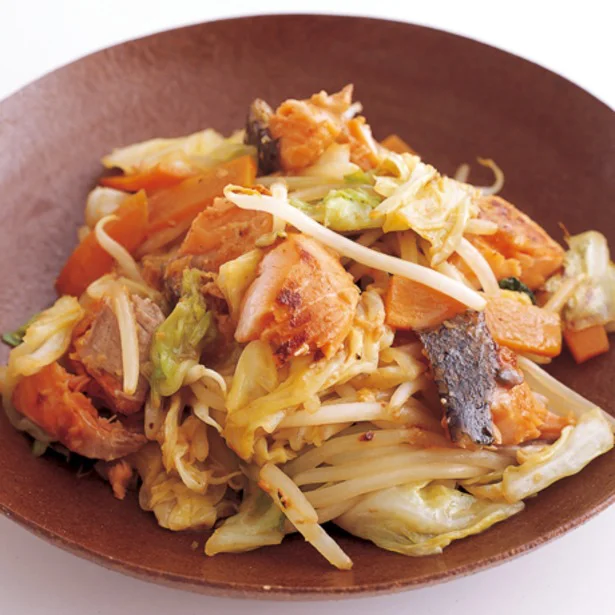 仕上げのバターが効いてる～! 野菜たっぷり「鮭のチャンチャン焼き」