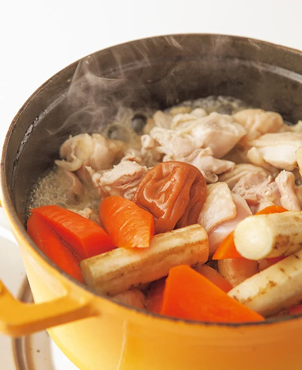 【画像を見る】鶏肉と根菜を炒めてから煮るとコクが増す