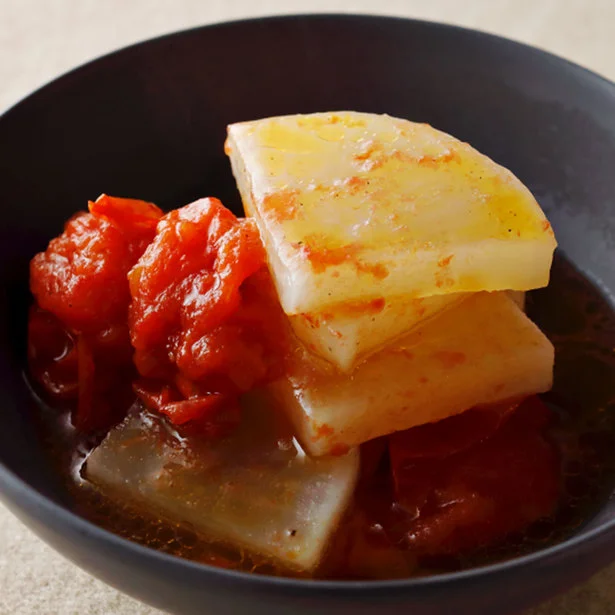 凝縮したうまみを味わう「大根とミニトマトのレンジオイル煮」