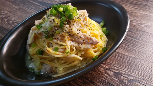 レモンでさっぱりいただく絶品!「ねぎ塩レモン豚パスタ」【リュウジの鬼はや!レシピ】