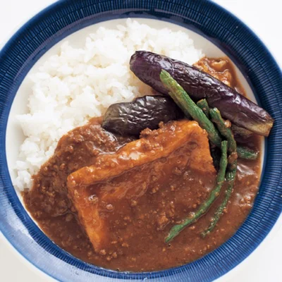 豆腐となすの食感がたまらない「揚げ豆腐入りひき肉カレー」